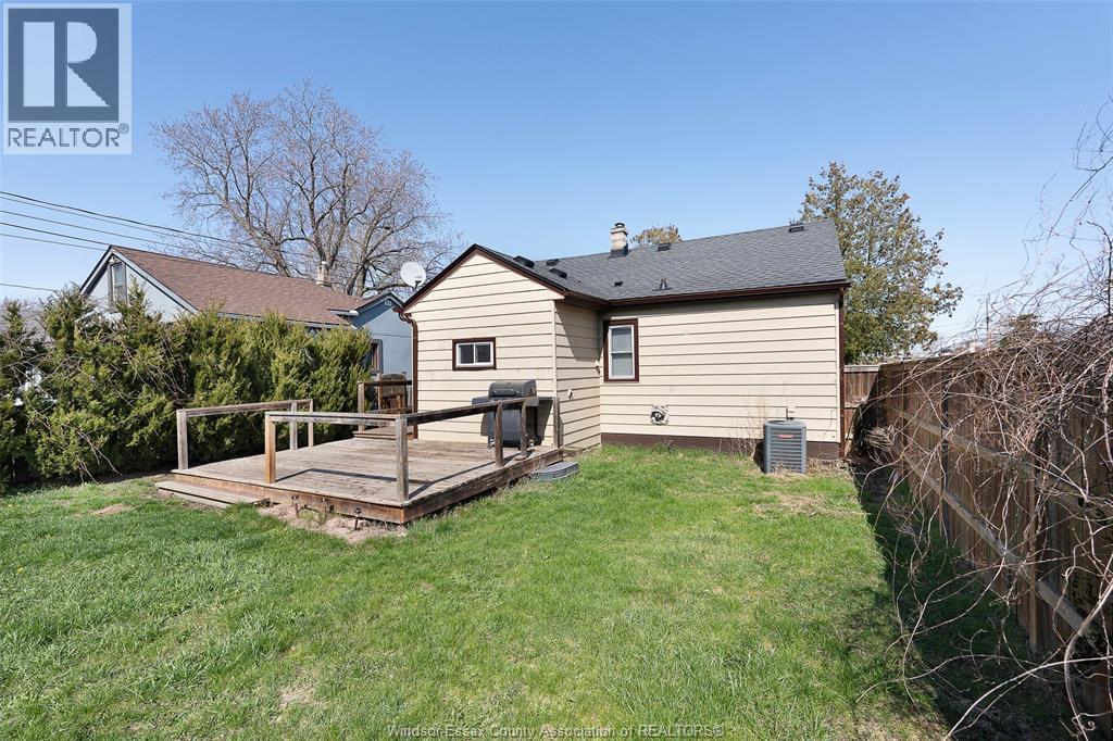 2497 CHANDLER, Windsor, Ontario, N8W4A7 — Photo 2