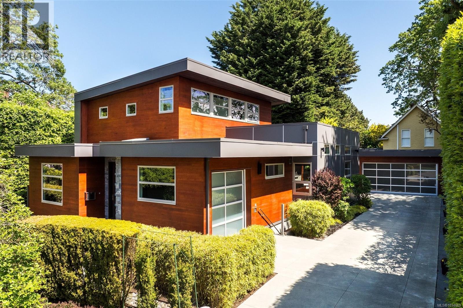  1395 Hampshire Road, Oak Bay