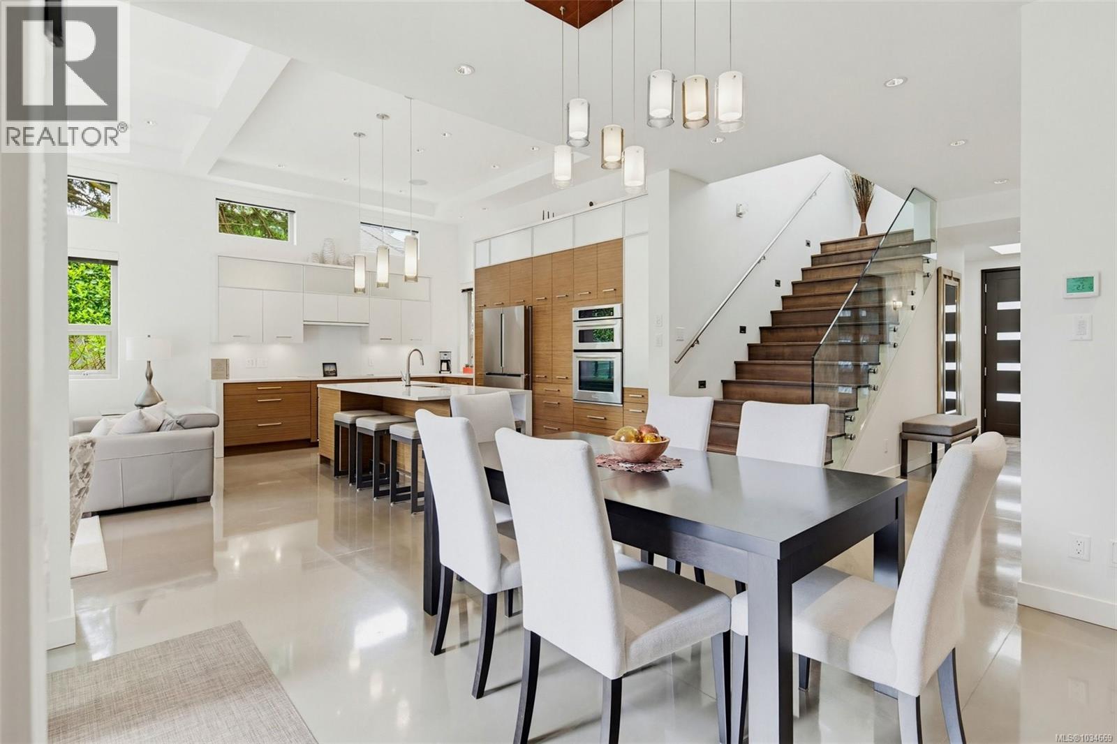  1395 Hampshire Road, Oak Bay