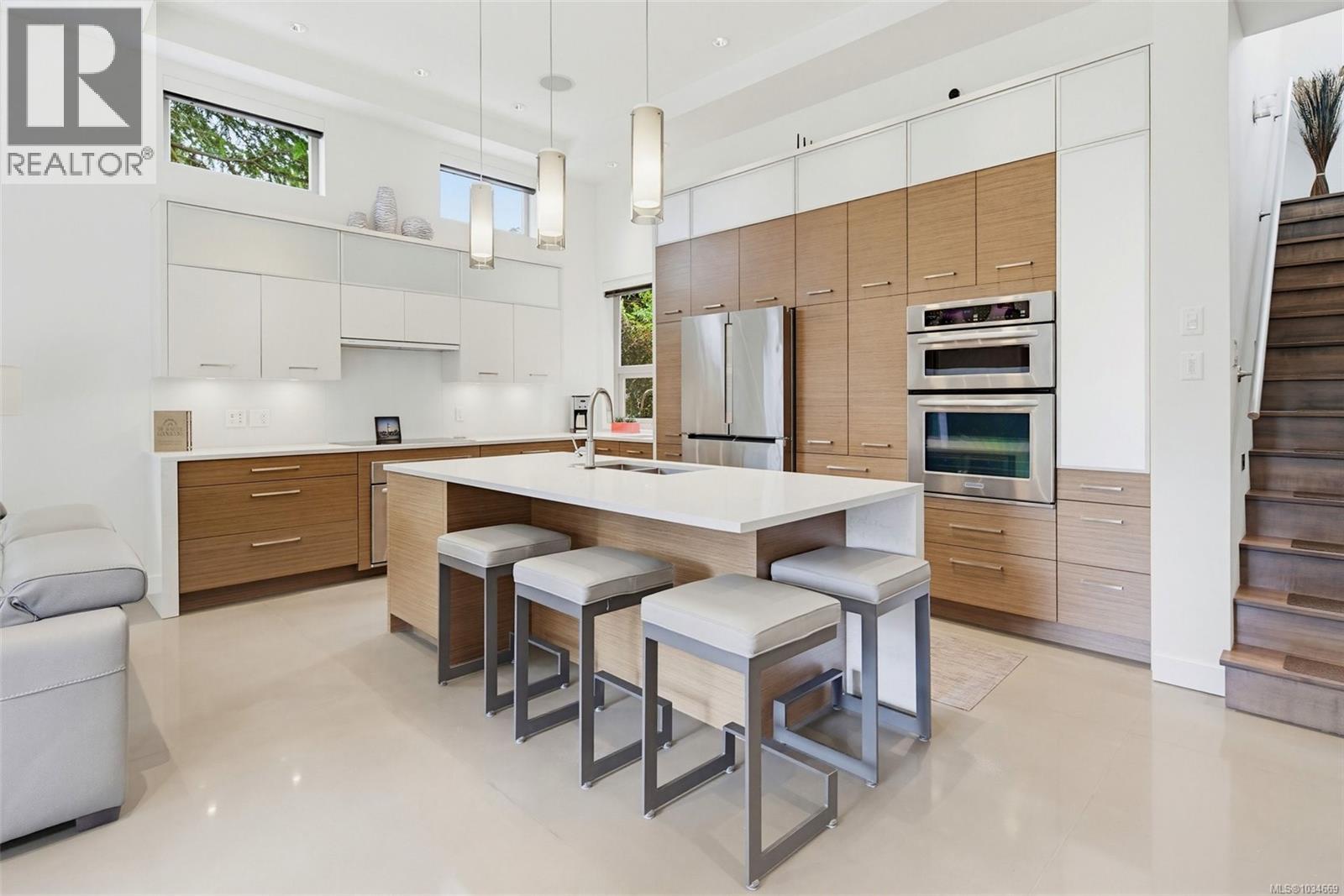  1395 Hampshire Road, Oak Bay