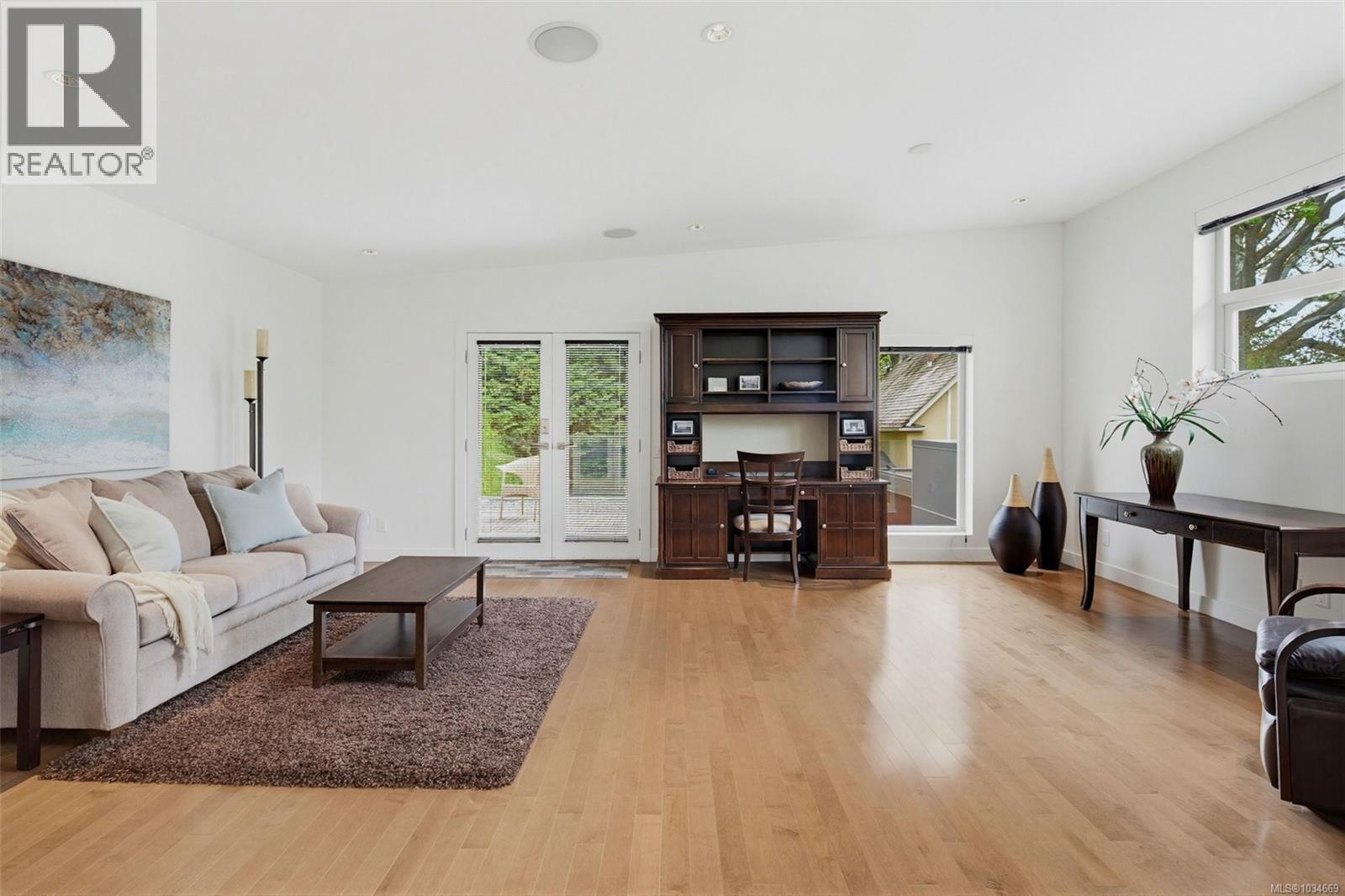  1395 Hampshire Road, Oak Bay