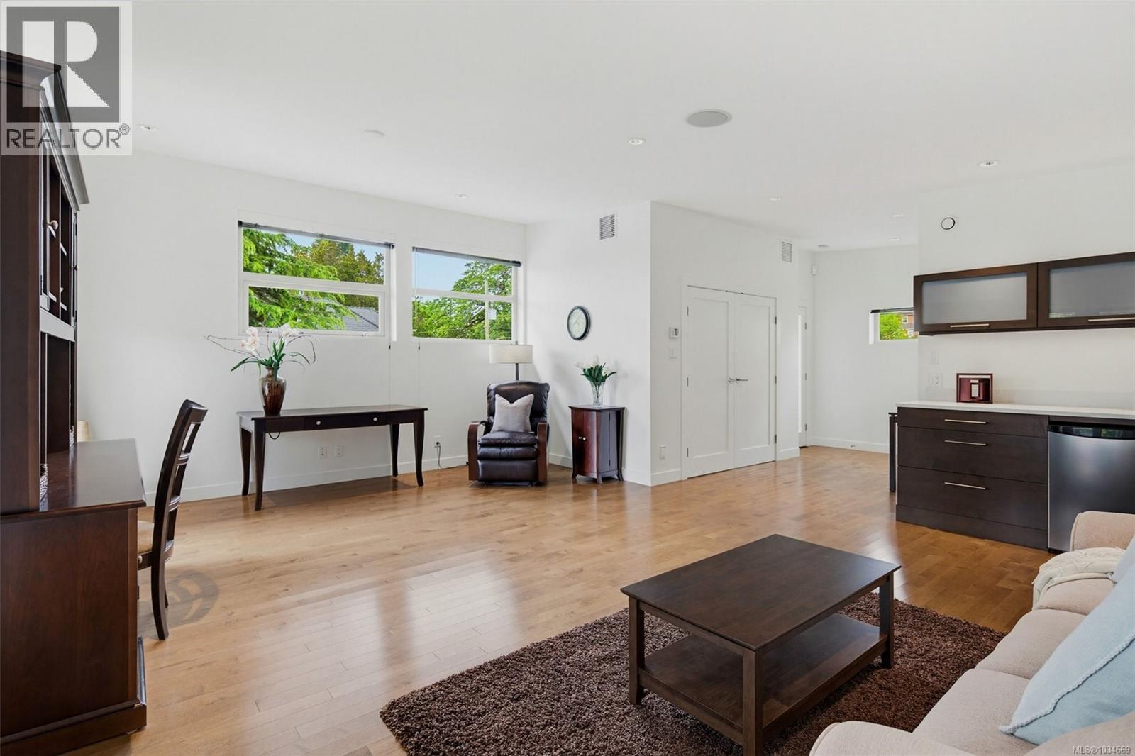  1395 Hampshire Road, Oak Bay