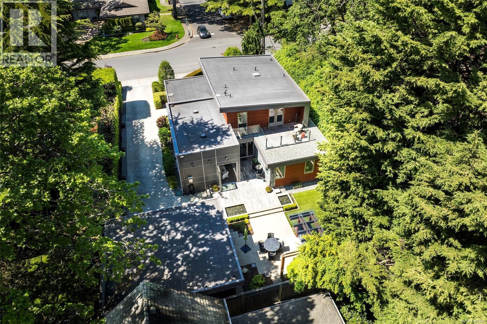  1395 Hampshire Road, Oak Bay