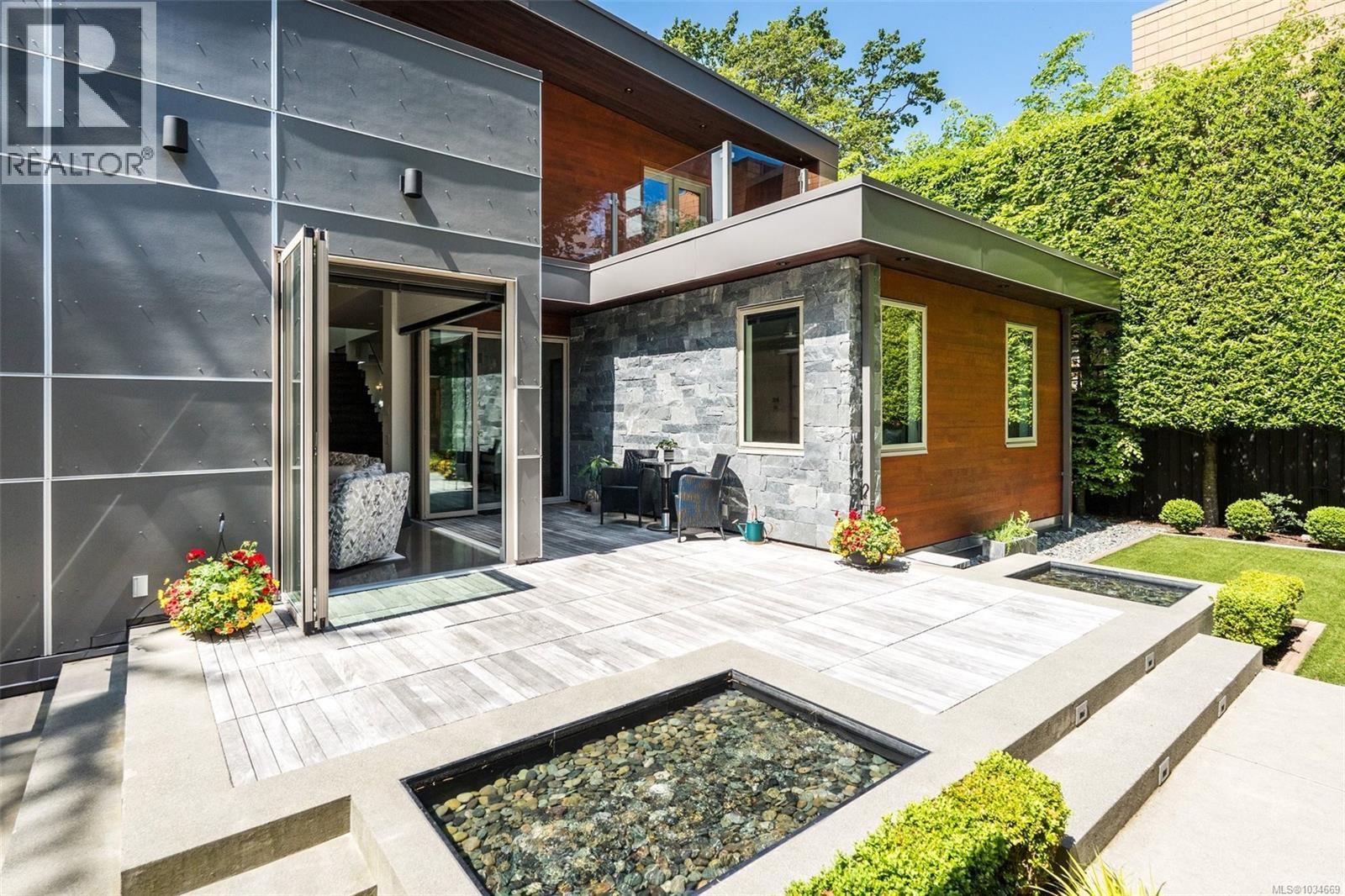  1395 Hampshire Road, Oak Bay