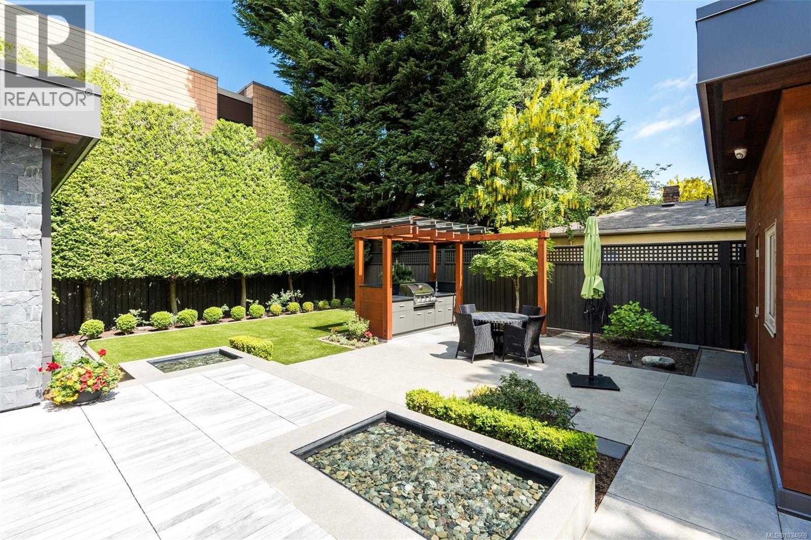  1395 Hampshire Road, Oak Bay