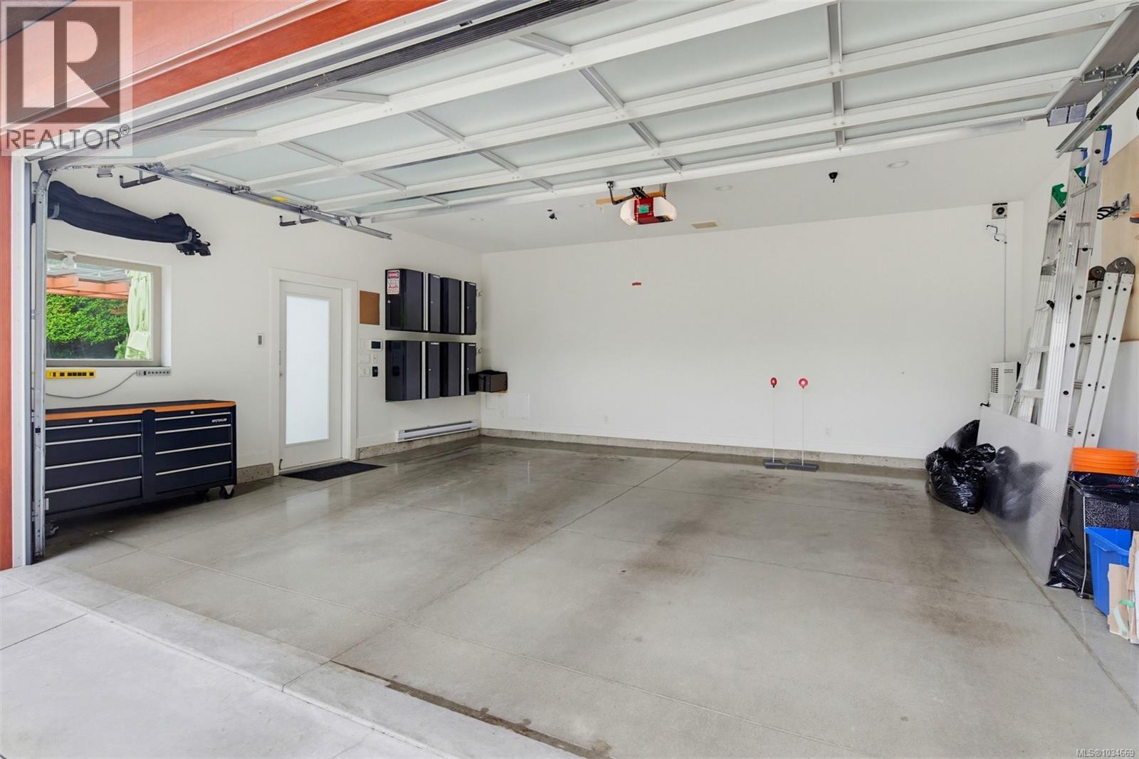  1395 Hampshire Road, Oak Bay