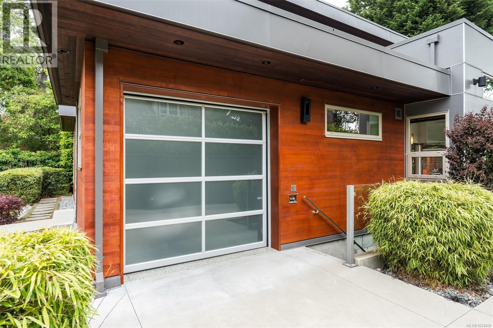  1395 Hampshire Road, Oak Bay