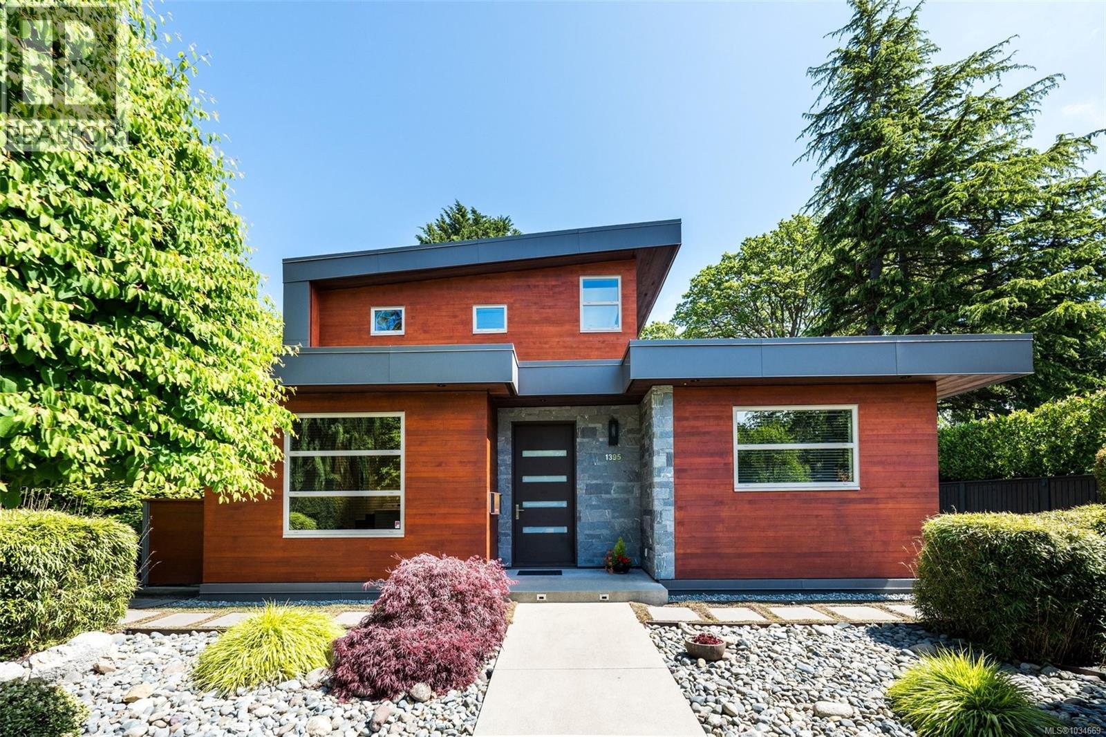  1395 Hampshire Road, Oak Bay