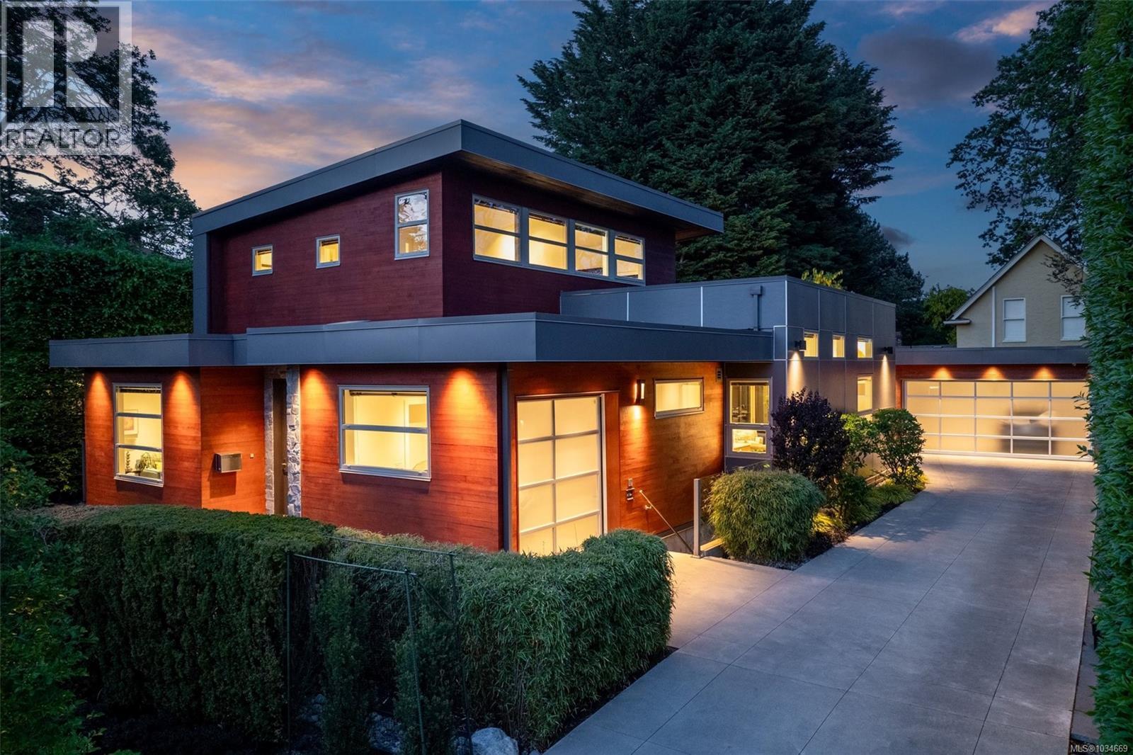  1395 Hampshire Road, Oak Bay