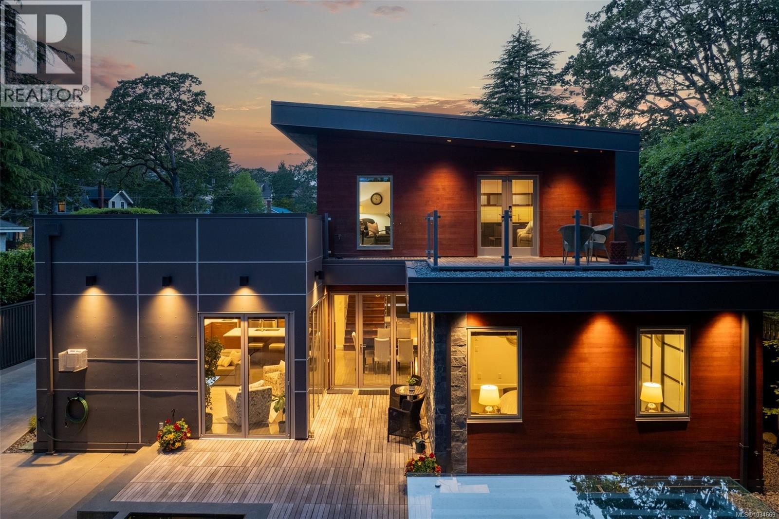  1395 Hampshire Road, Oak Bay