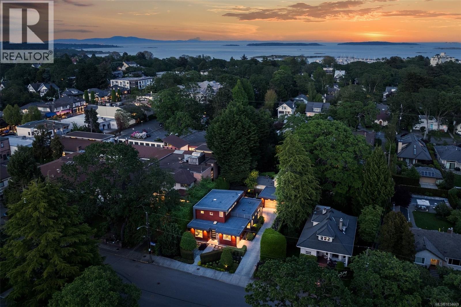  1395 Hampshire Road, Oak Bay