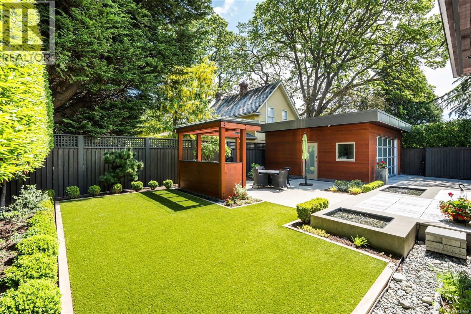  1395 Hampshire Road, Oak Bay
