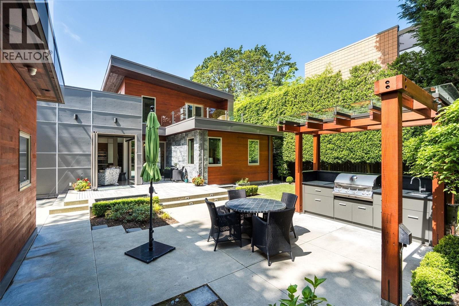  1395 Hampshire Road, Oak Bay