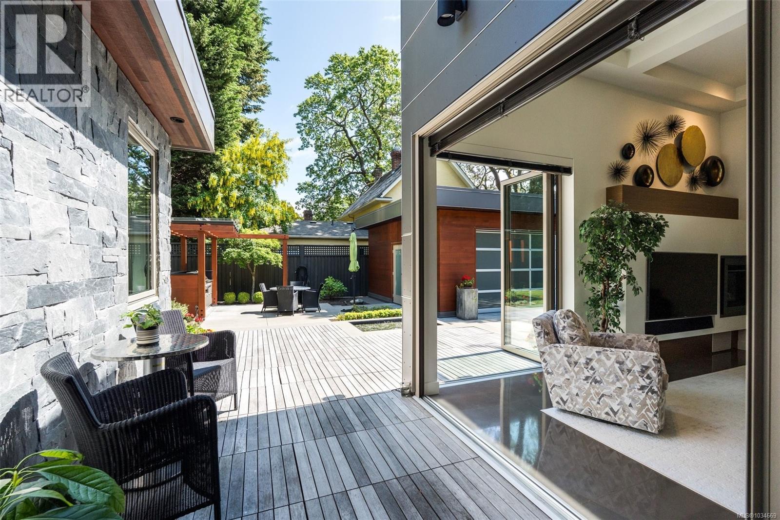  1395 Hampshire Road, Oak Bay