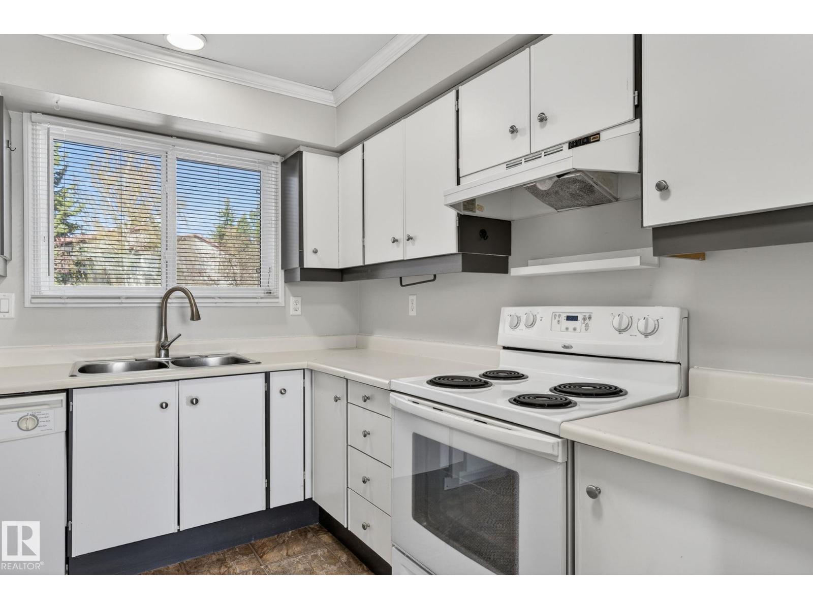 #18 17409 95 ST NW - 11