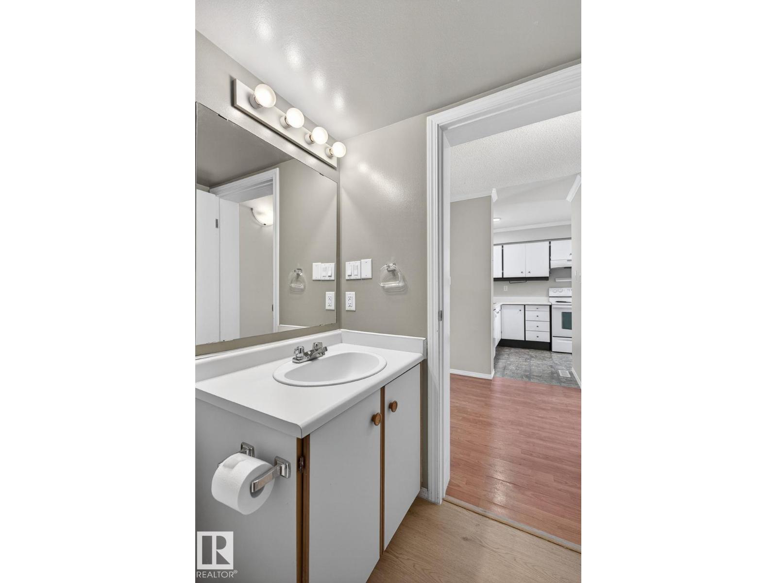#18 17409 95 ST NW - 17