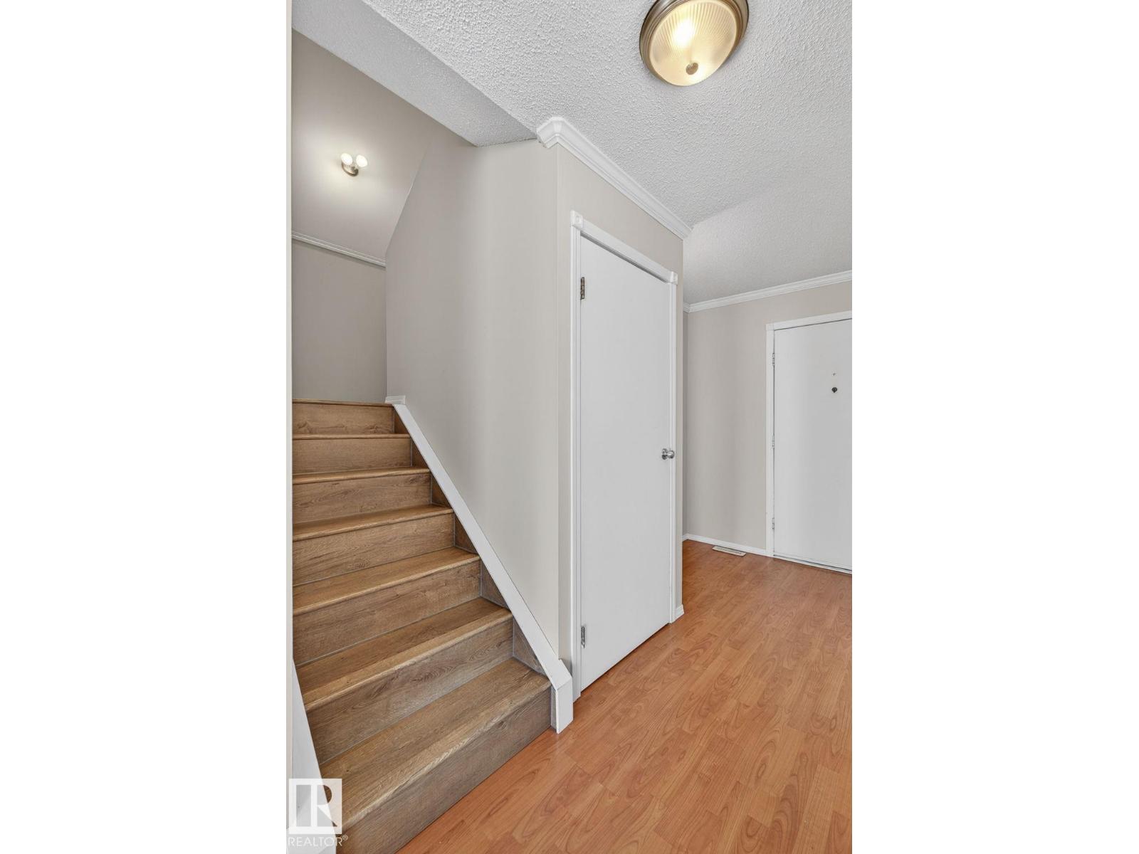 #18 17409 95 ST NW - 18