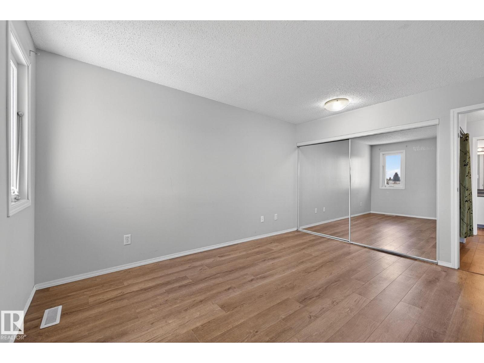 #18 17409 95 ST NW - 26