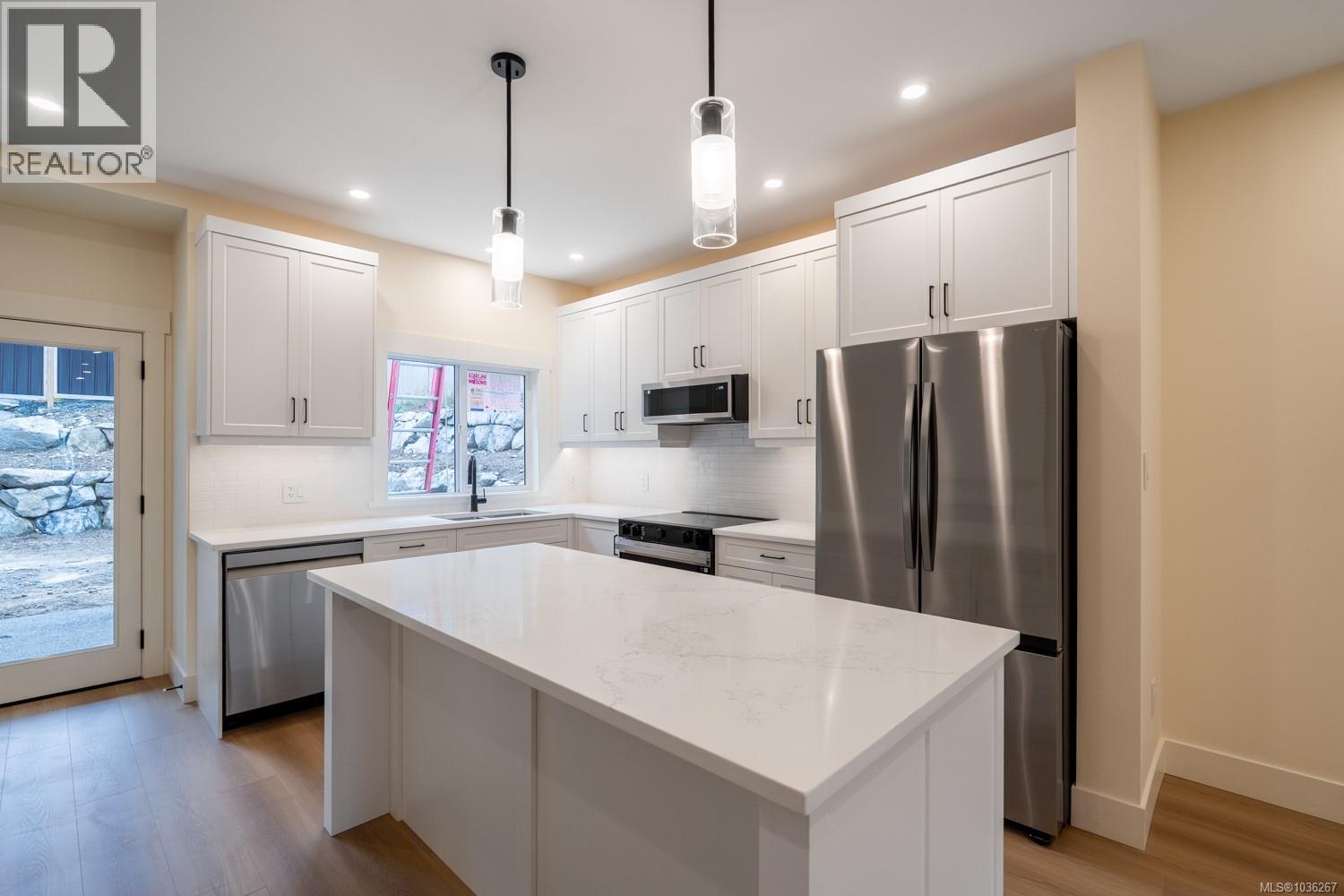 668 Sanderson Rd - 5