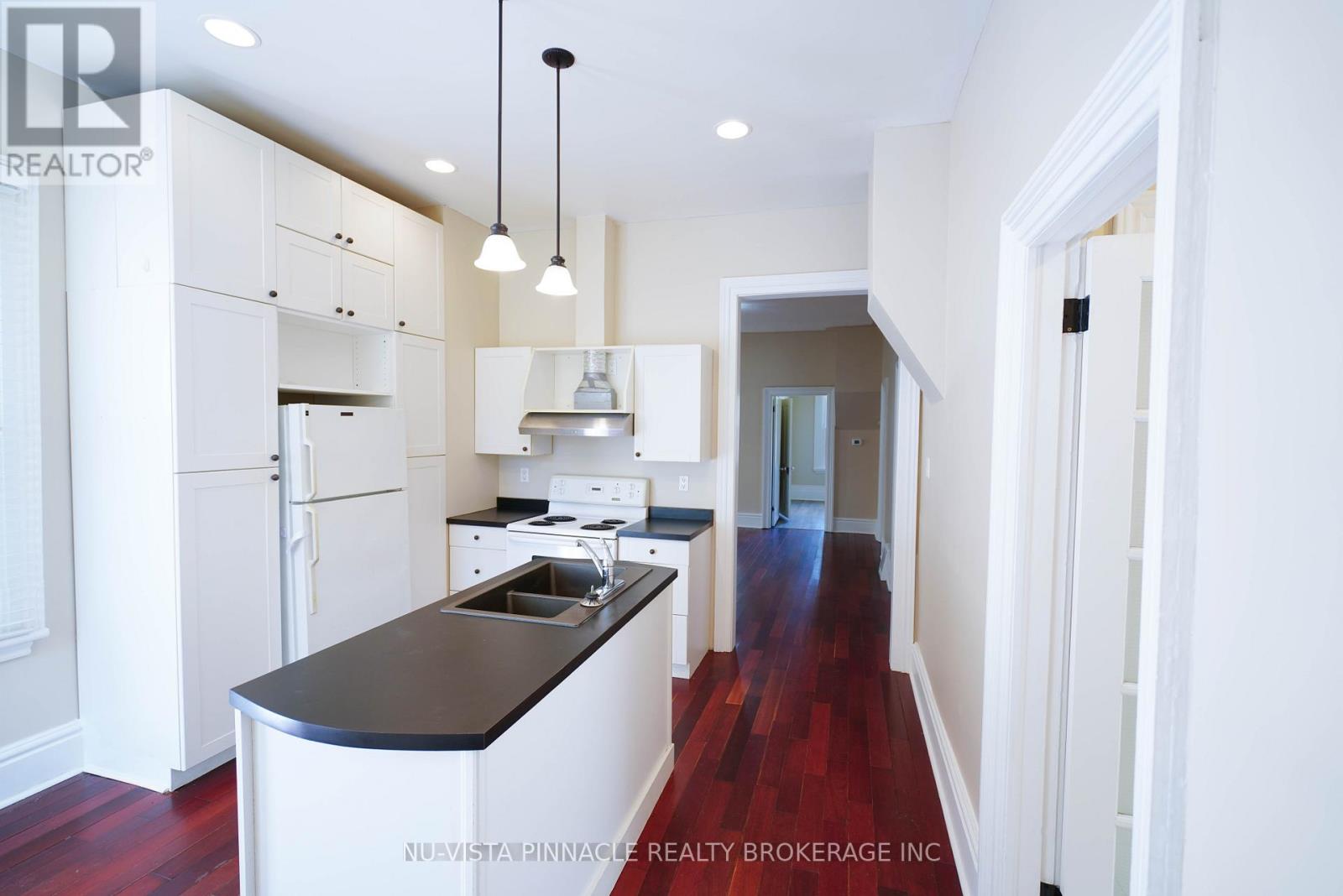 571 DUFFERIN AVENUE - 6