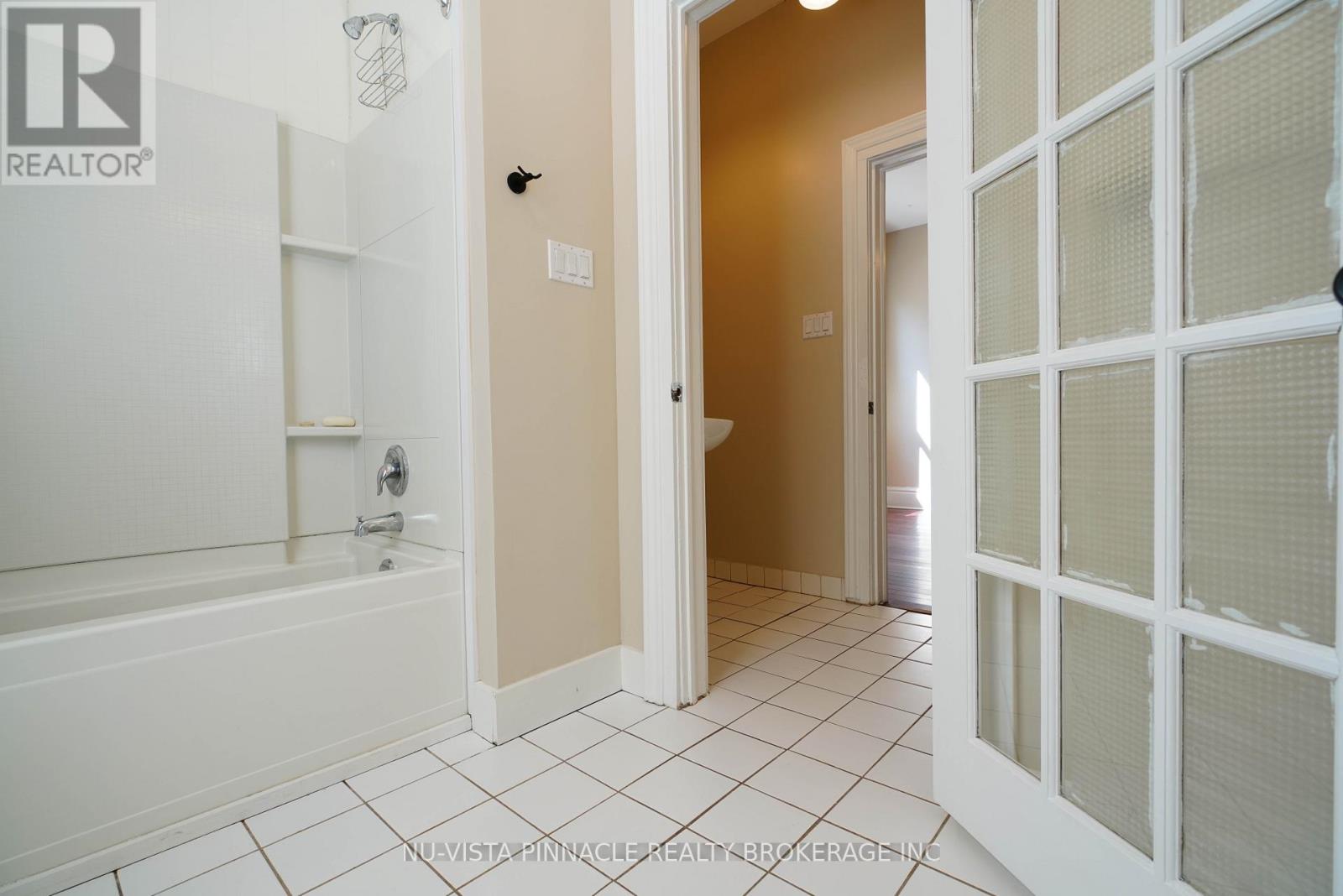 571 DUFFERIN AVENUE - 11