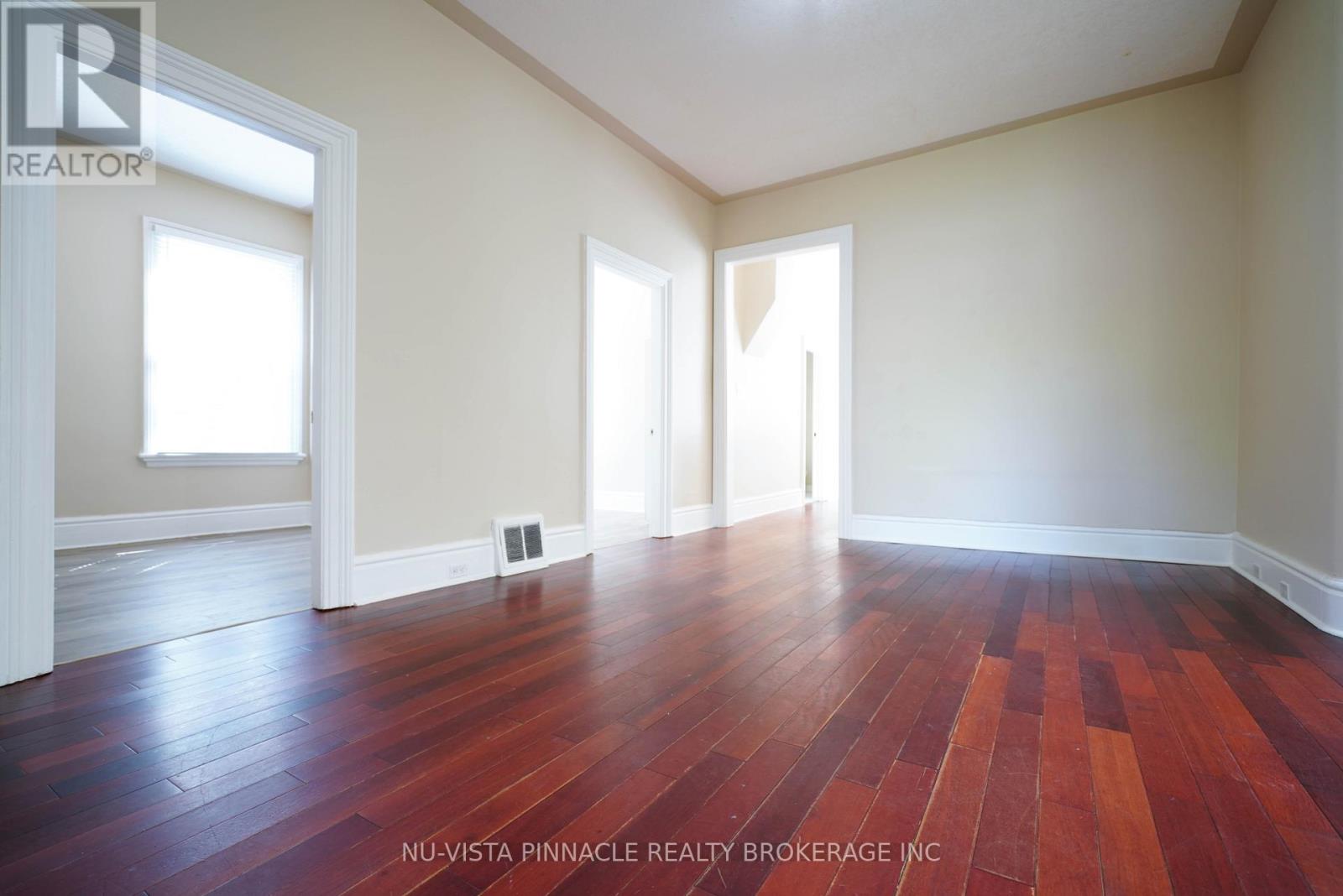 571 DUFFERIN AVENUE - 3