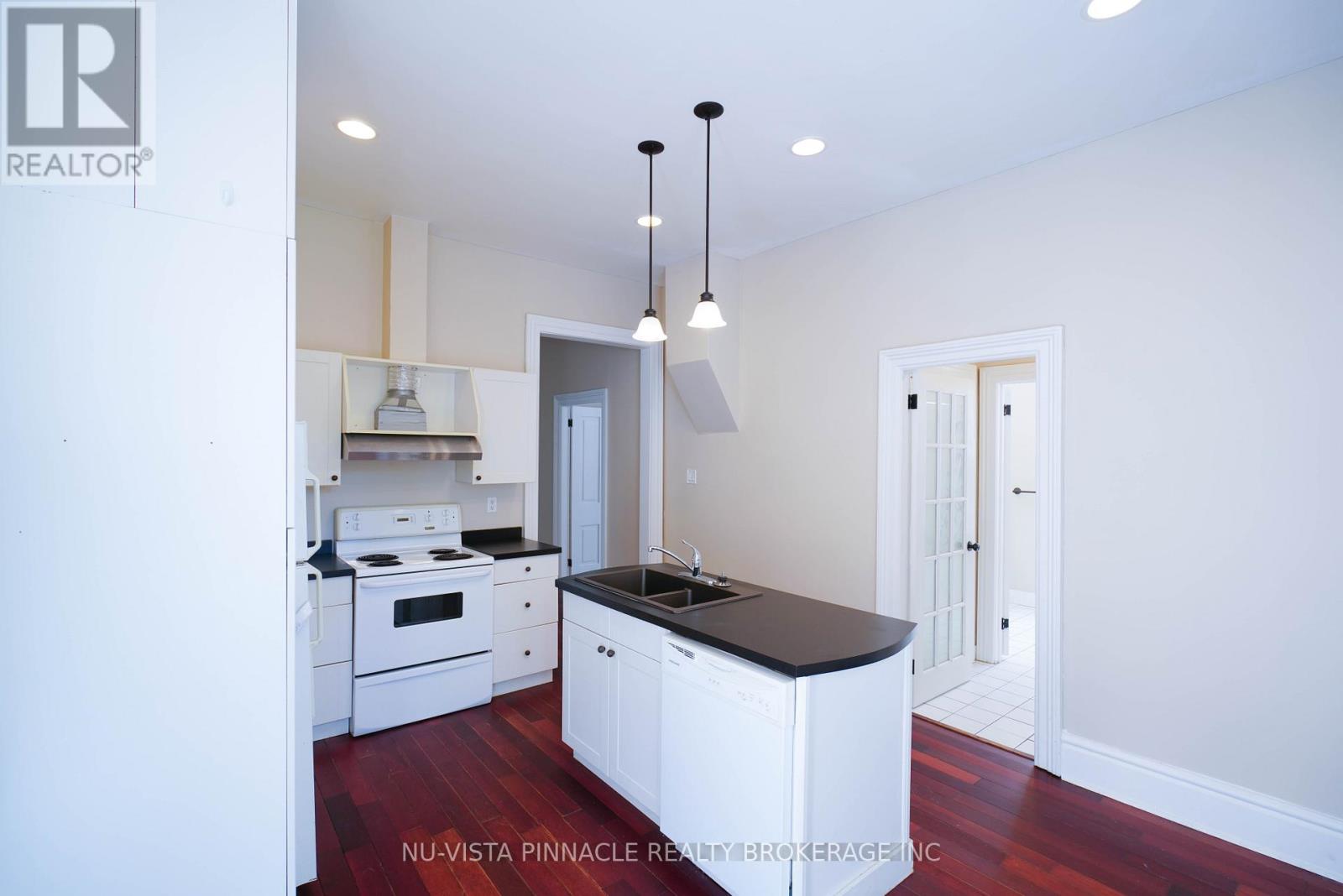 571 DUFFERIN AVENUE - 7