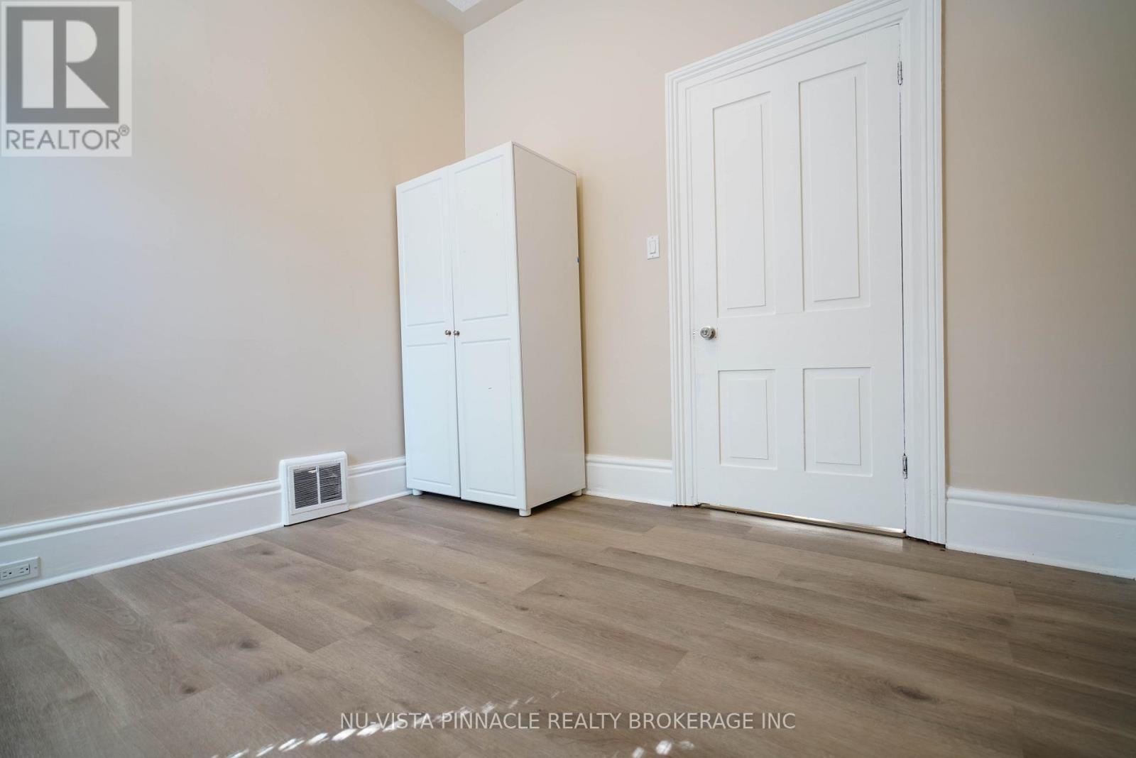 571 DUFFERIN AVENUE - 12