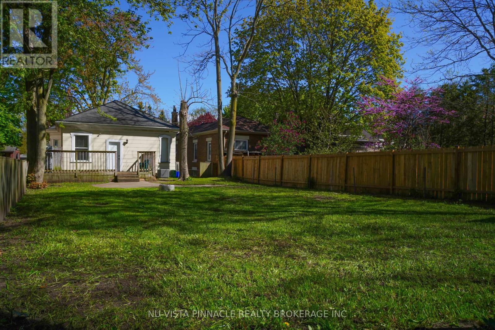 571 DUFFERIN AVENUE - 16