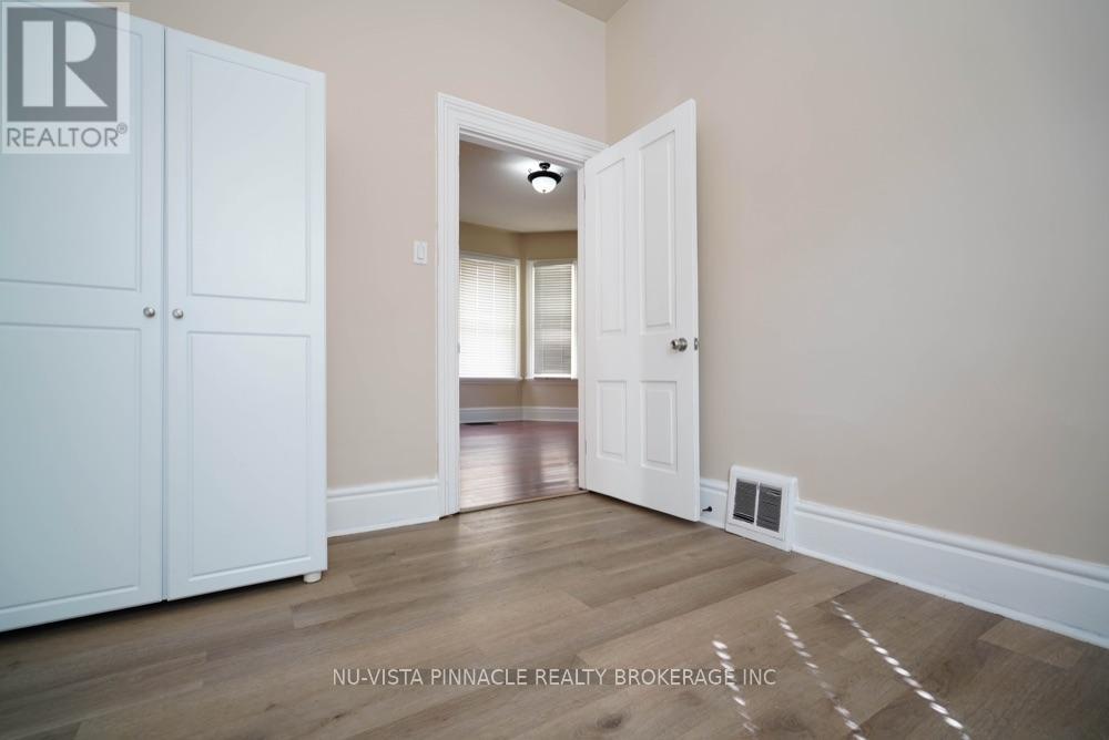 571 DUFFERIN AVENUE - 8