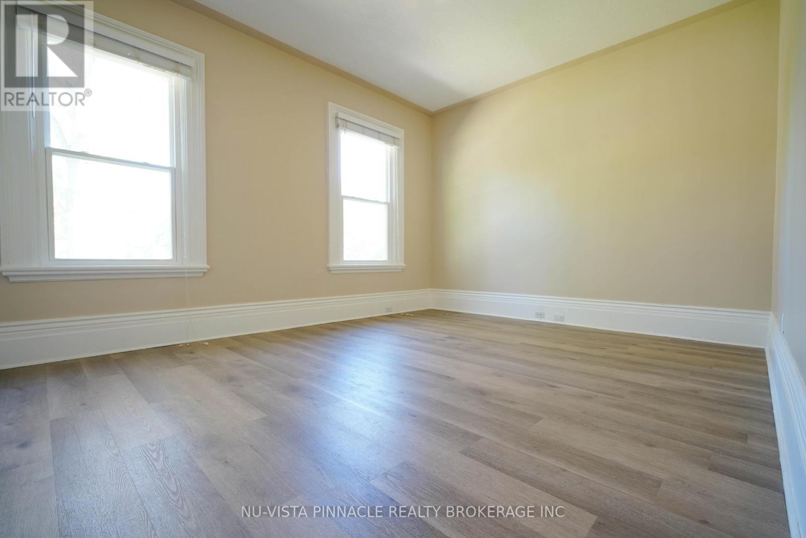 571 DUFFERIN AVENUE - 13