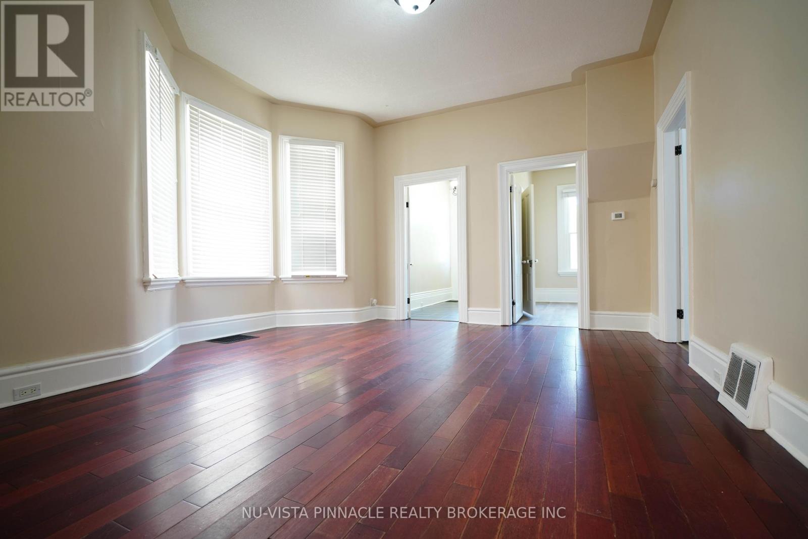 571 DUFFERIN AVENUE - 5