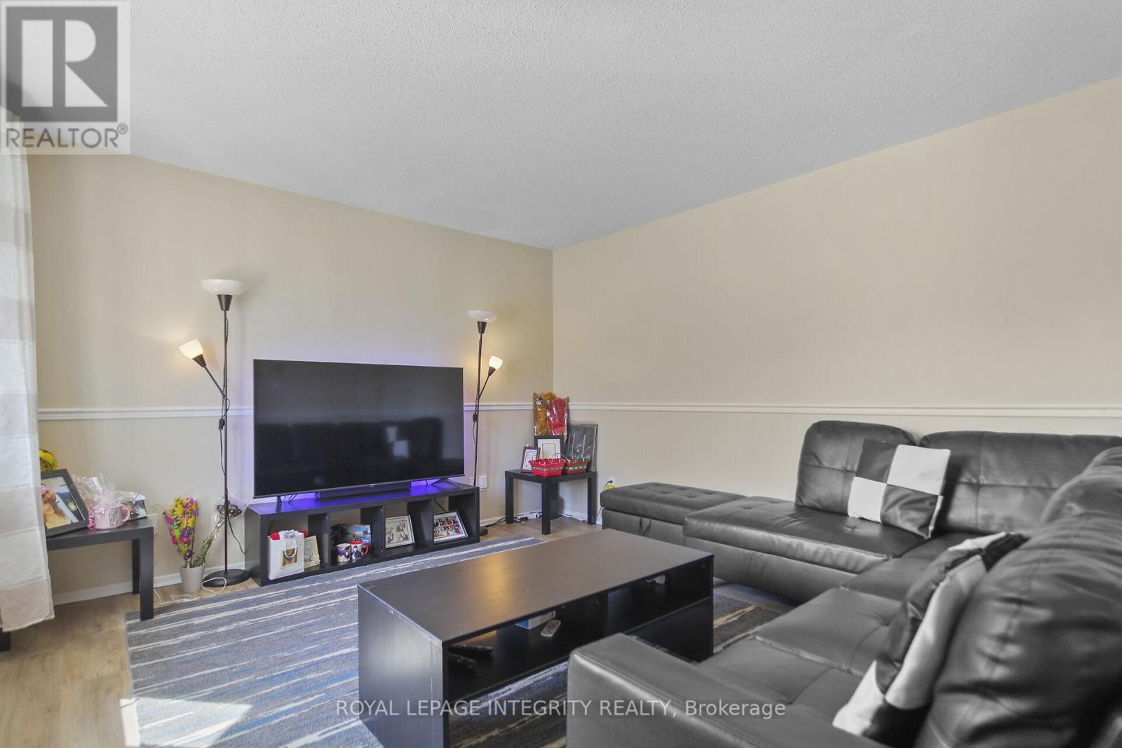 #10 3 STONEBANK CRESCENT - 13