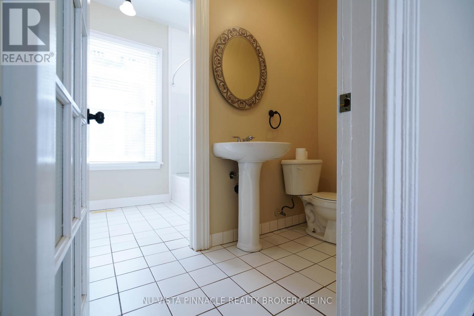 571 DUFFERIN AVENUE - 9