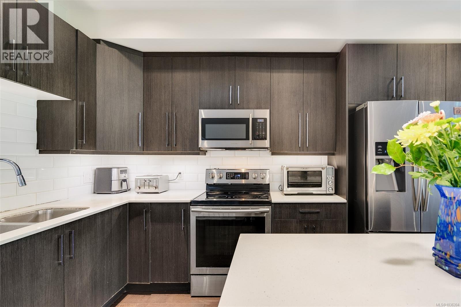 #115 300 Phelps Ave - 17