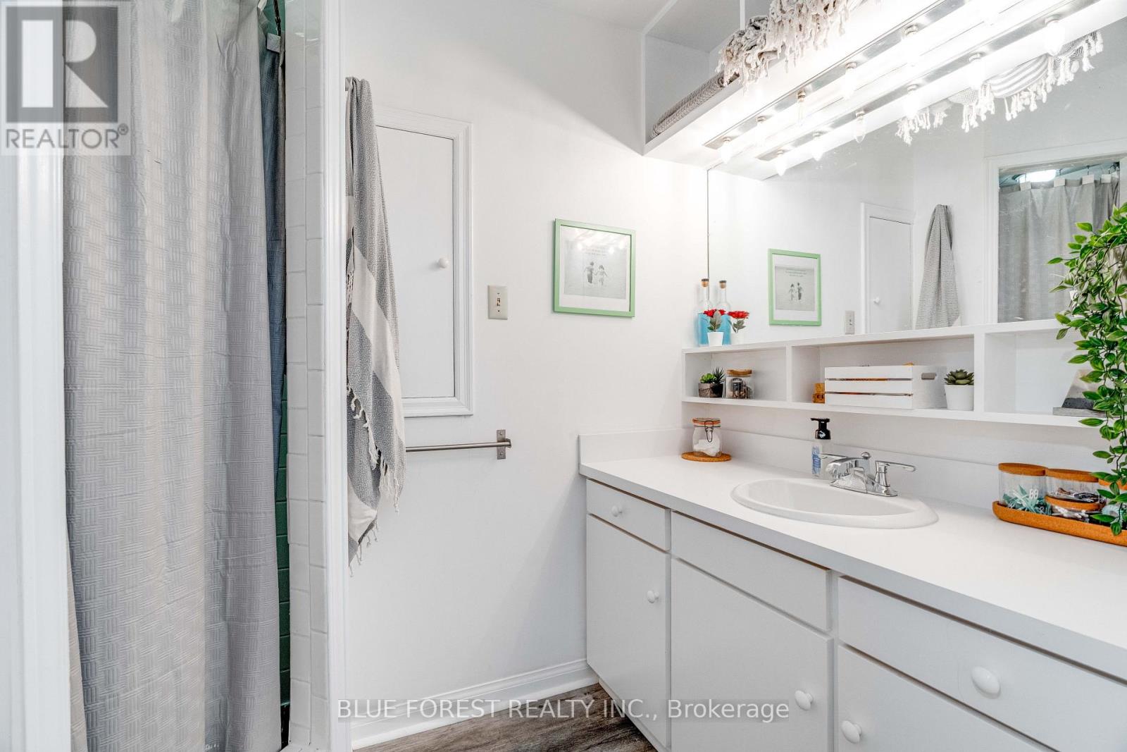 521 UPPER QUEEN STREET - 31
