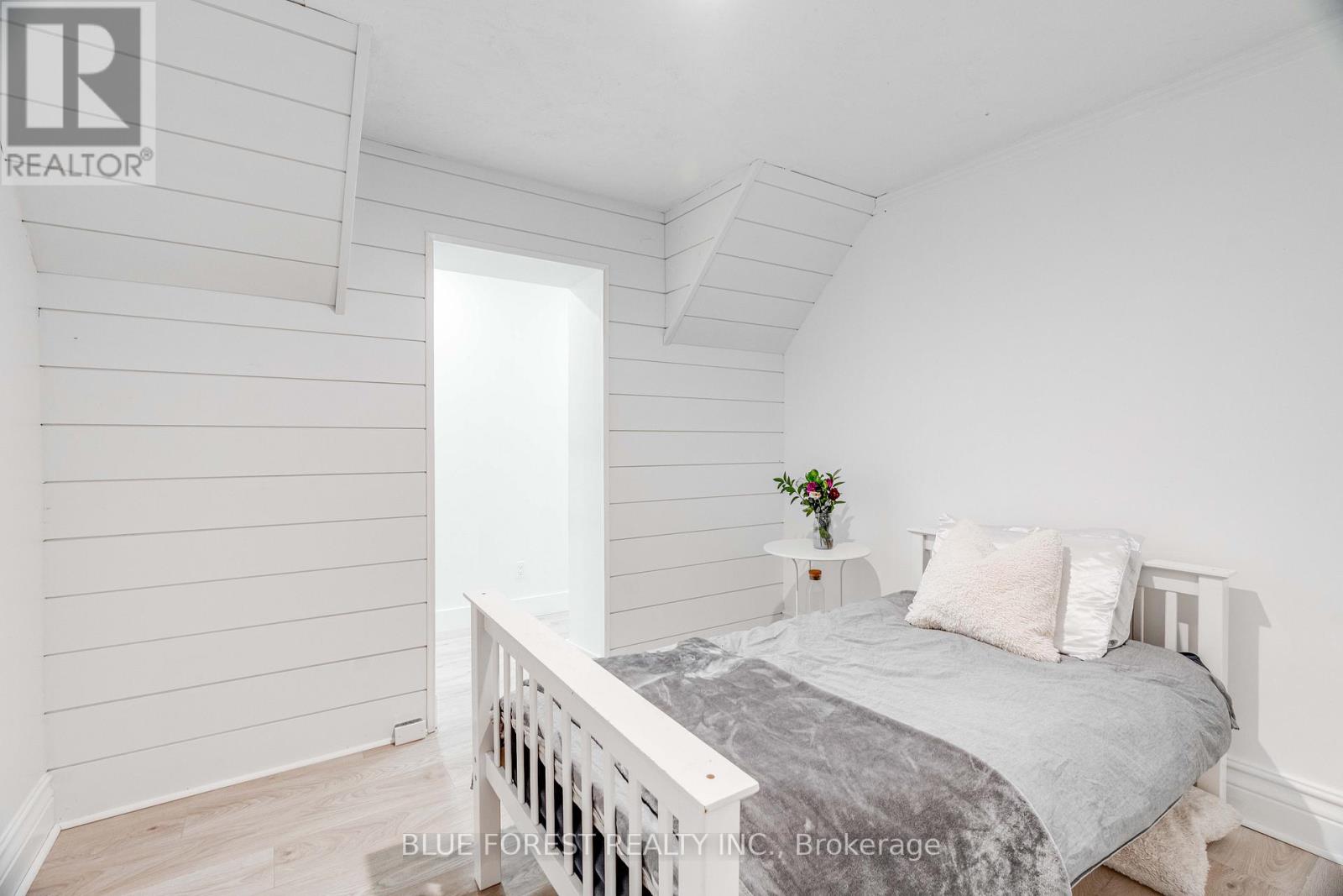 521 UPPER QUEEN STREET - 25