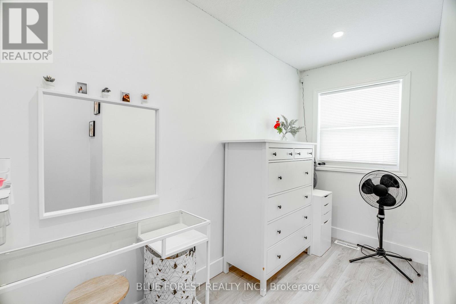 521 UPPER QUEEN STREET - 26