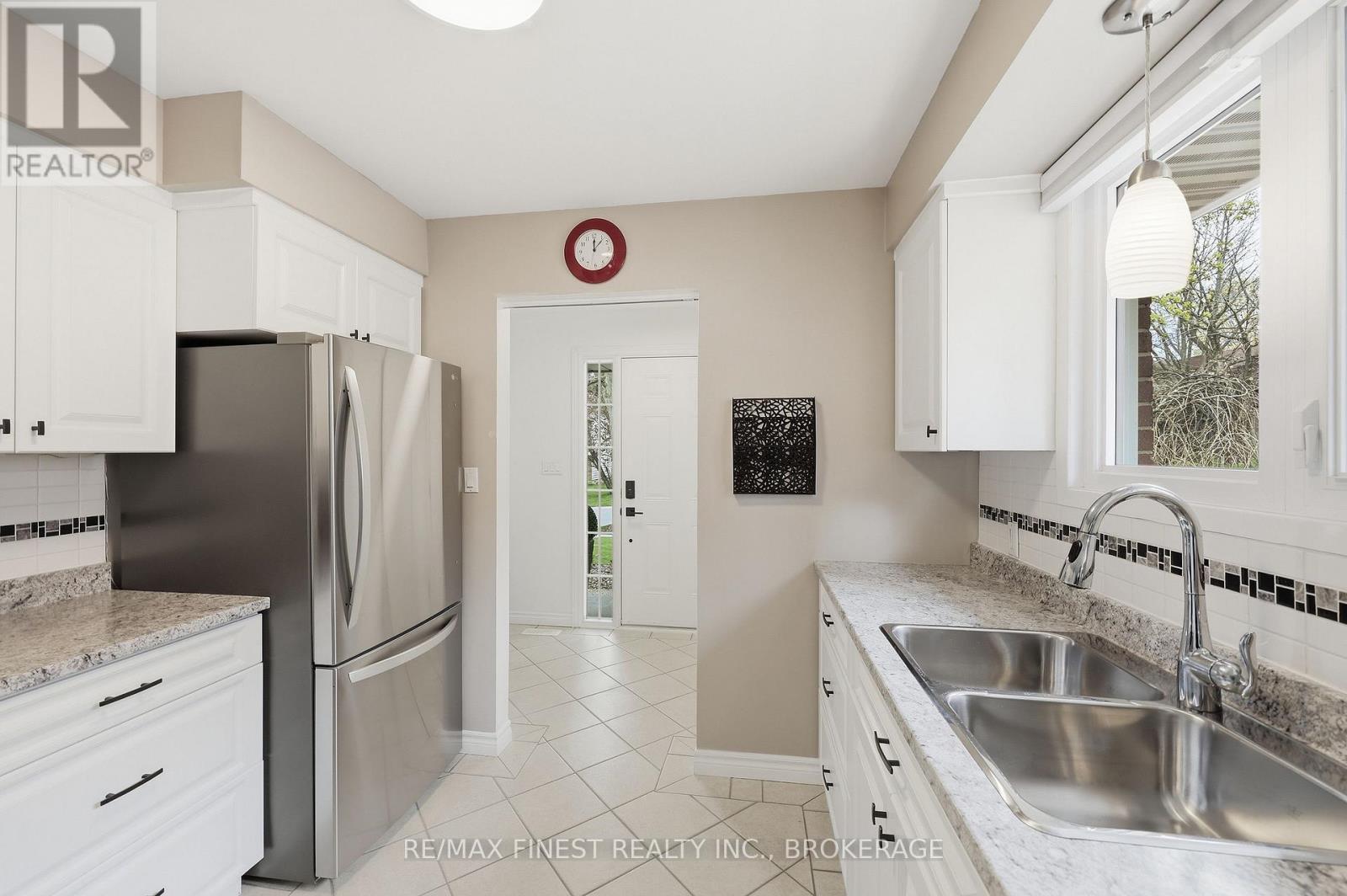 902 PEMBRIDGE CRESCENT — photo 18