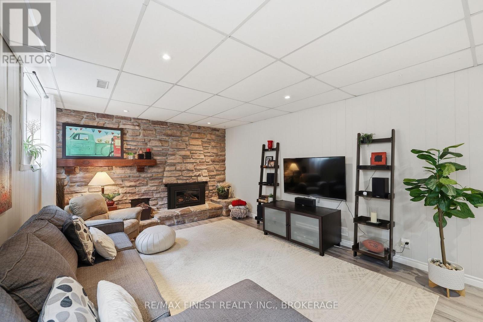 902 PEMBRIDGE CRESCENT — photo 35
