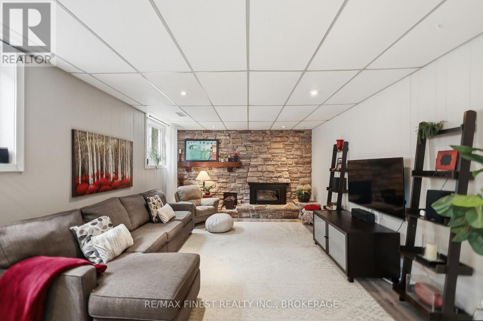 902 PEMBRIDGE CRESCENT — photo 34