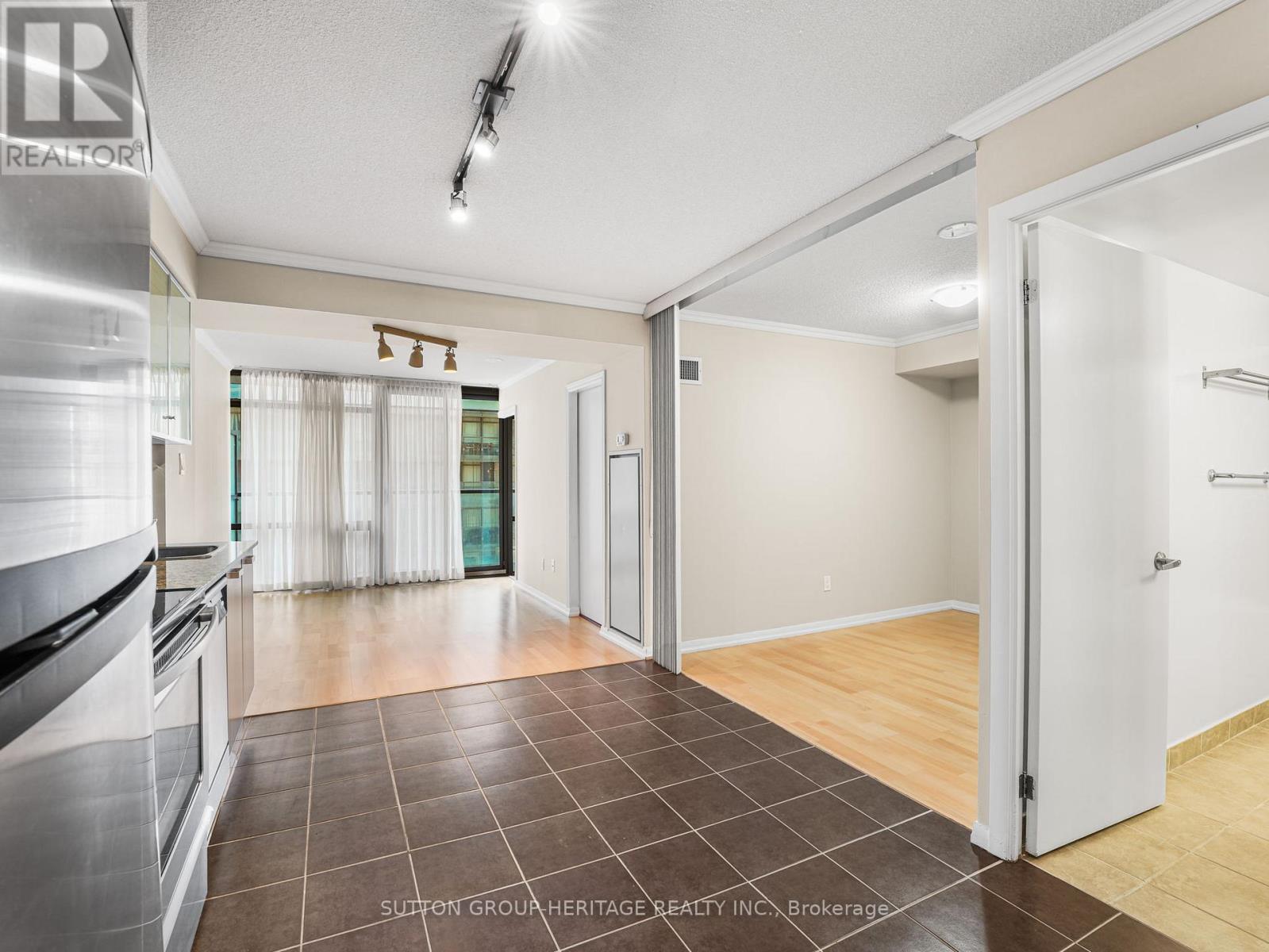 #610 37 GROSVENOR STREET - 12