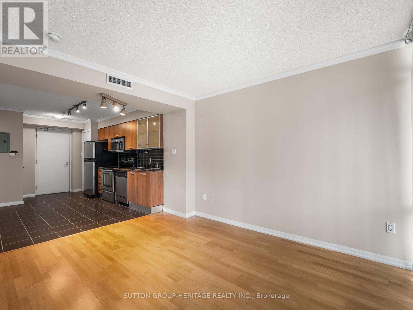#610 37 GROSVENOR STREET - 15