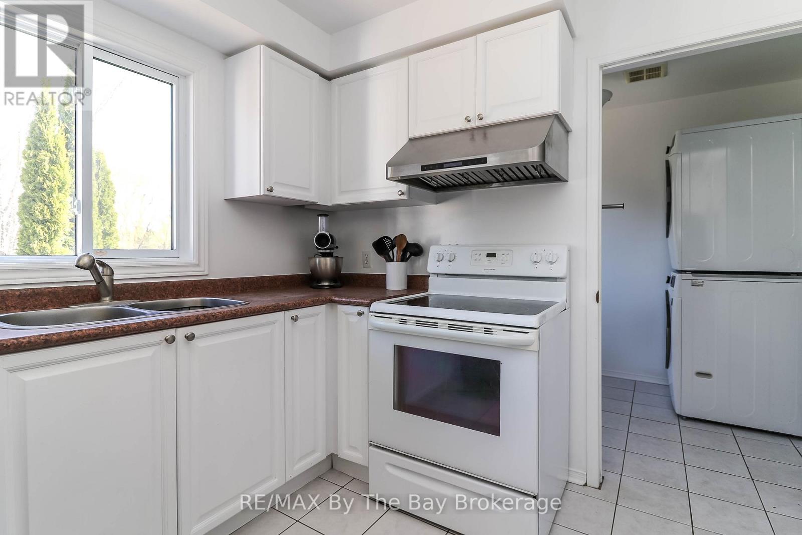 10 LAMONT CREEK DRIVE - 22