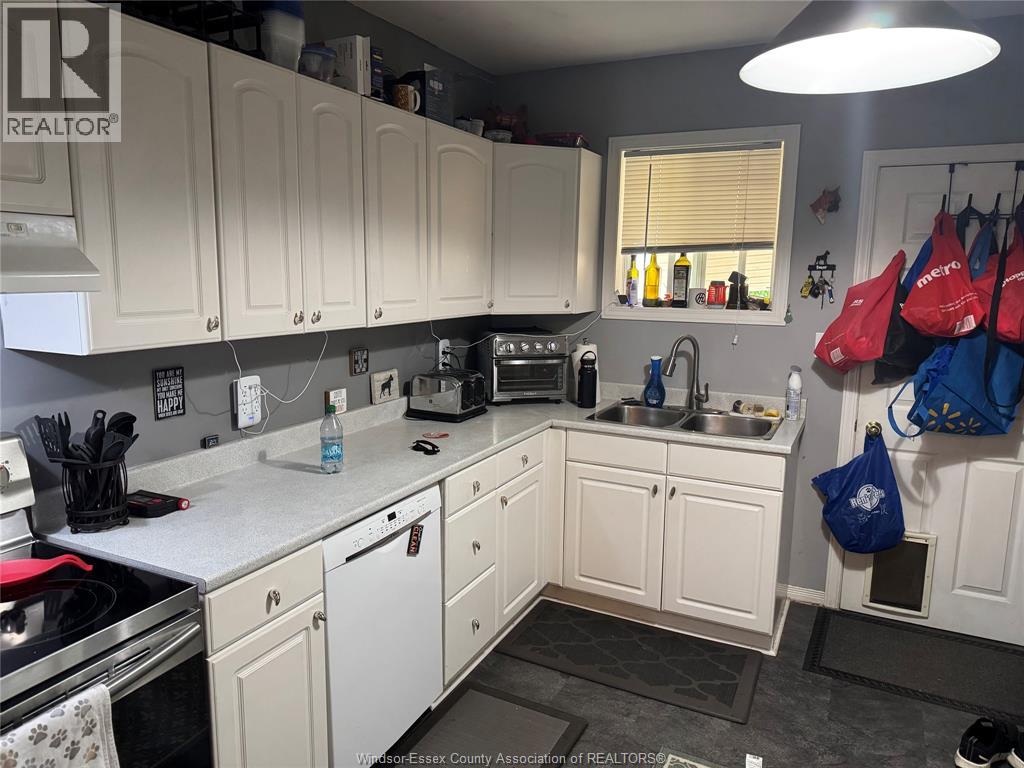 1056 GLADSTONE, Windsor, Ontario, N9A2R8 — Photo 2