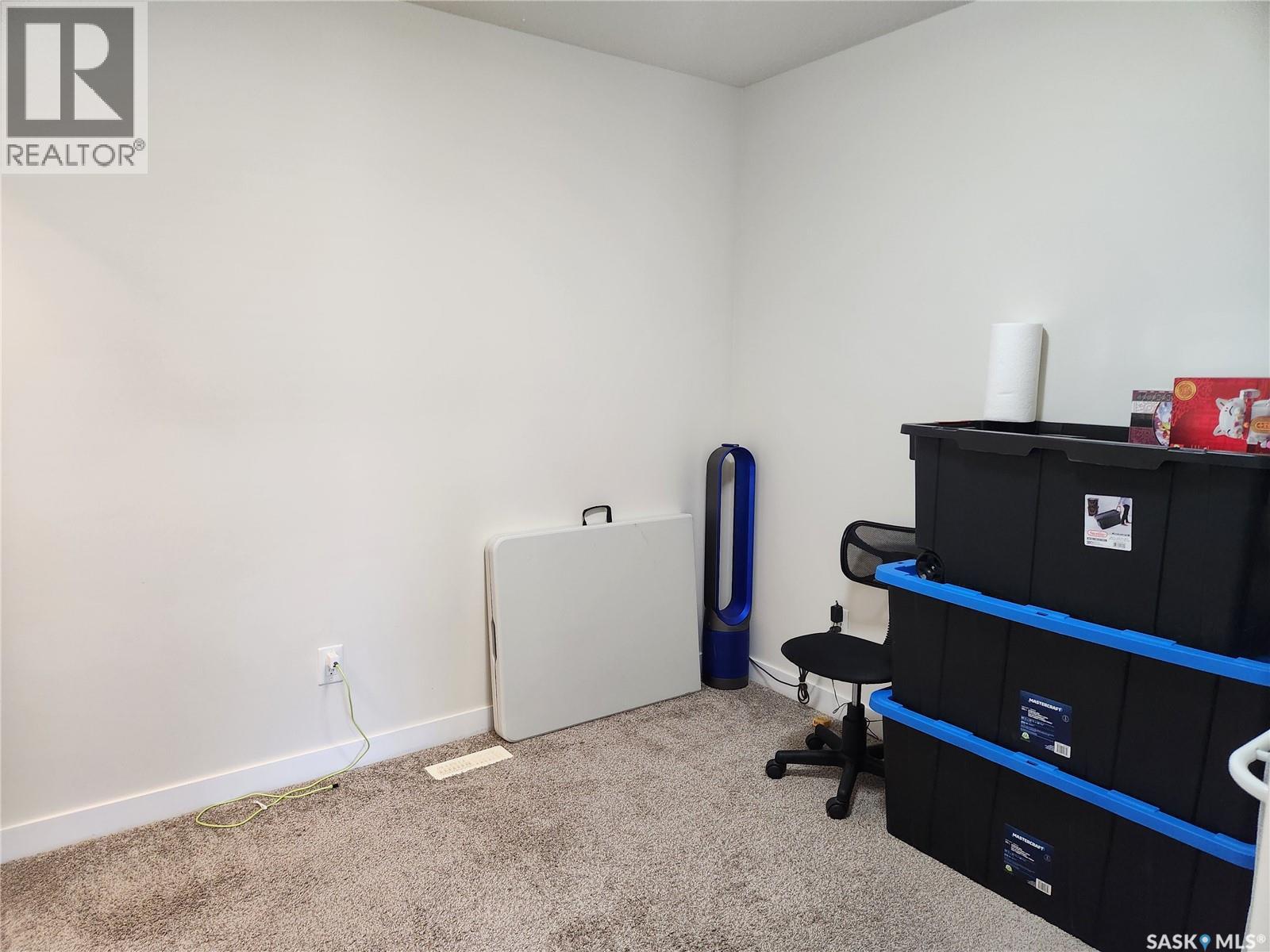 #212 315 Dickson CRESCENT - 12