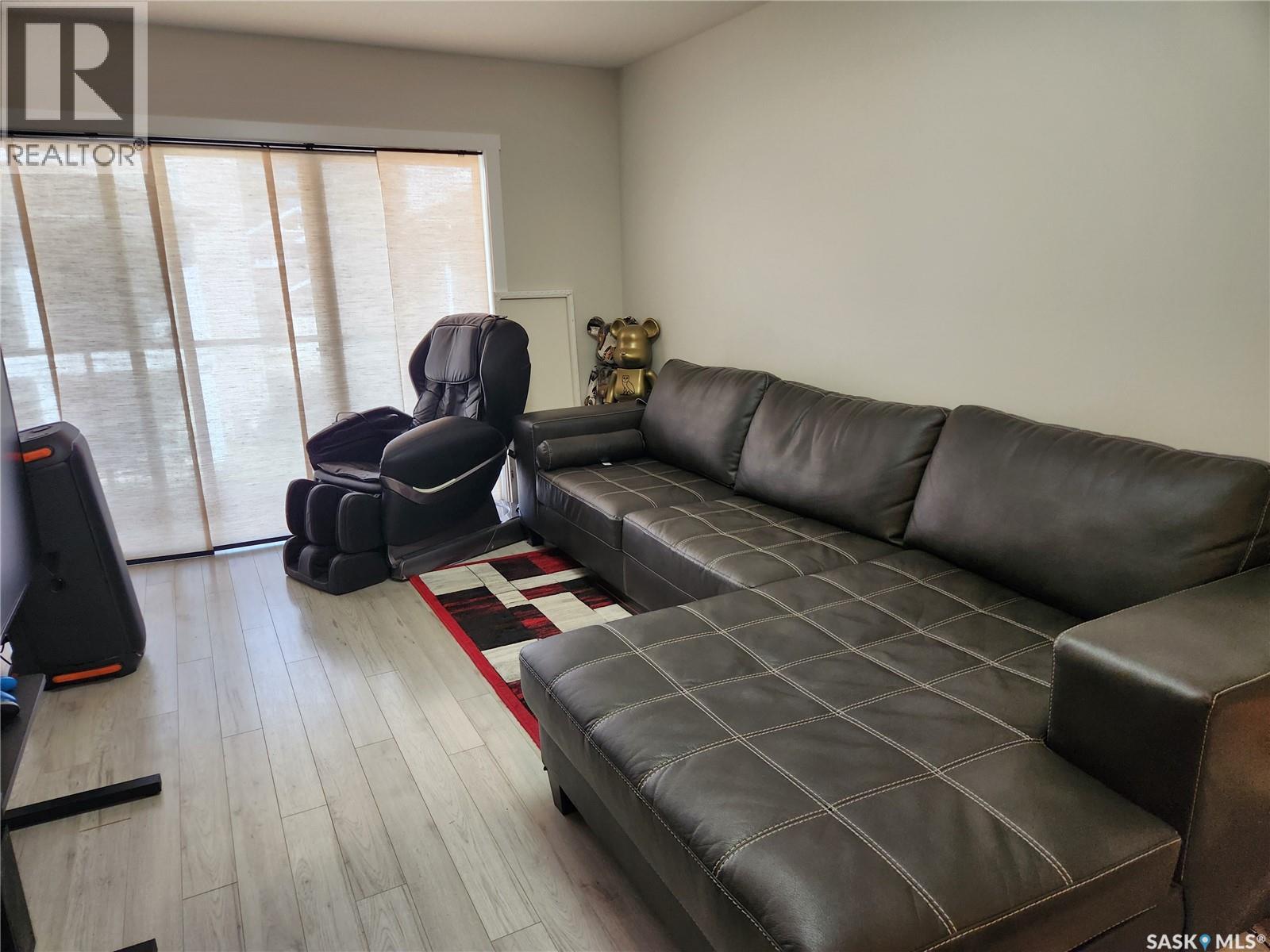 #212 315 Dickson CRESCENT - 4