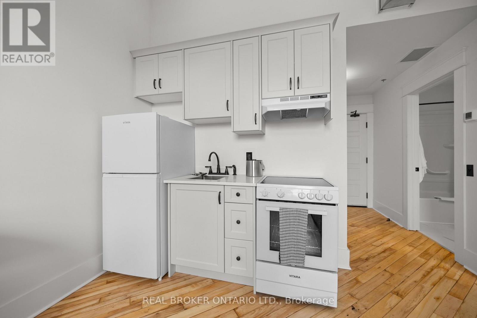 Studio for Rent in Ottawa – 206 – 150 MILL STREET, Ottawa – By Peter Sagos - Image 14