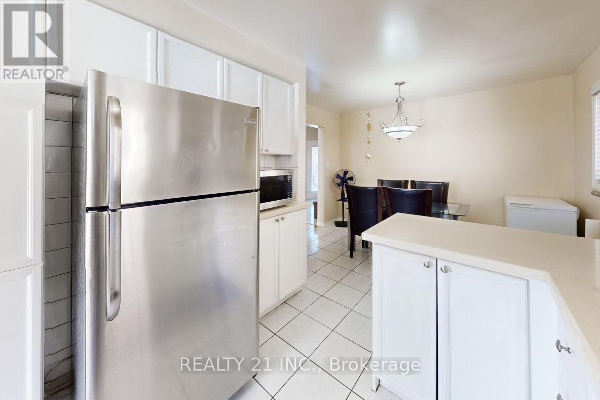 11 ILES STREET W - 10
