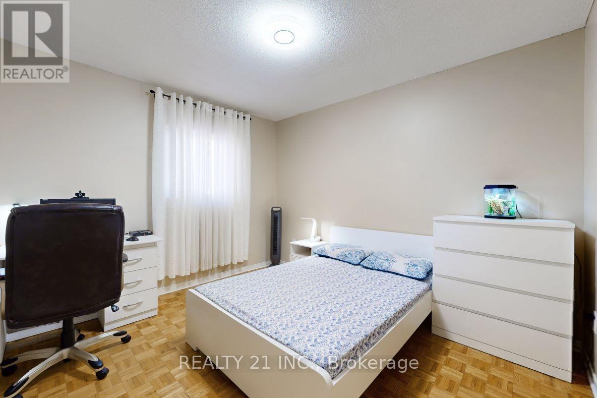11 ILES STREET W - 23